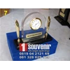 souvenir plakat jam, desk clock, souvenir jam meja, plakat acrylik dan jam, pen holder, souvenir tempat pena dan jam
