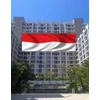 pemasangan bendera di gedung