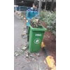 perawatan taman aktivitas membersihkan sampah