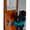 general cleaning aktivitas membersihkan debu di pintu