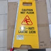 tanda lantai basah atau licin