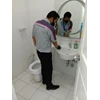 office boy/girl cek ulang pembersihan toilet ruangan staff only