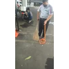 cleaning service swiping halaman belakang parkiran tendean