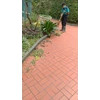 perawatan taman menyapu daun area kolam di amartapura 14 04 22