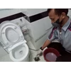 office boy/girl penyiraman air floor drain di toilet lobby utama