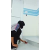 office boy/girl membersihkan lantai area toilet 25/04/2022