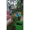 perawatan taman membersihkan daun di amartapura 19/05/2022