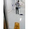 office boy/girl mopping luar koridor lobby utama di fashlab 19/05/2022