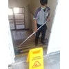 office boy/girl mooping tangga darurat jalur evakuasi 31/05/2022