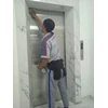 office boy/girl dusting pintu lift 04/06/2022