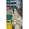perawatan taman membersihkan sampah daun di amartapura 16/06/2022
