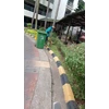 perawatan taman menyapu sampah di area parkir di amartapura 16/06/2022