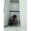 office boy/girl membersihkan toilet luar ruang tunggu swab pcr