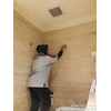 office boy/girl membersihkan dinding toilet di vibe yoga 10/12/2022