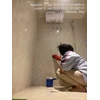 office boy/girl dusting dinding toilet wanita di vibe yoga 12/01/2023