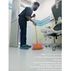 office boy/girl swepping lantai ruang vaksin di fash lab 10/05/23