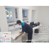 office boy/girl dusting meja ruang farmasi di klinik sby 22/5/2023