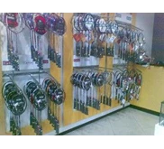 Menjual raket badminton eceran dan partai dengan berbagai merek berkualitas dan terkenal antara lain Yonex, Lining, Victor, Kawasaki, Rs, Gosen, Astec, Hiqua dan lain sebagainya
