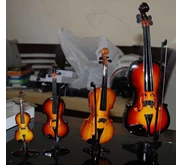 Miniatur Biola (alat musik)