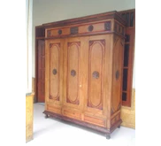 lemari pakaian tiga pintu
