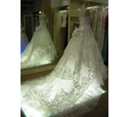 gaun pengantin dengan bordir ekor