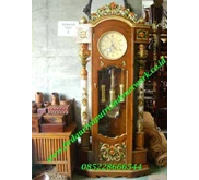 Almari jam rahwana tiang ukir