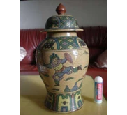 Guci kuno kecil warna coklat motif prajurit Tiongkok berlatih perang