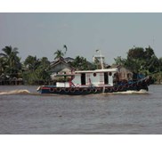 Kapal tugboat besi ukuran kecil