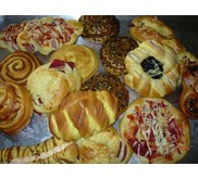 Roti dengan aneka isi ( keju, smoke beef, sosis, coklat, selai dll)