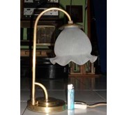 Lampu Meja Eropa Antik Bahan Kuningan Kap Susu Keriting