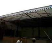 Tenda eksterior atap bangunan
