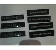 papan nama gravo hitam putih, hitam dove, & fiber coating