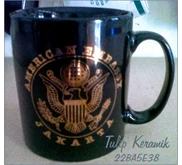 Mug Hitam emas souvenir