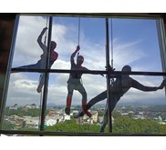 JASA PEMBERSIHAN KACA GEDUNG BERTINGKAT