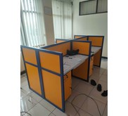 Meja Partisi Kantor Cubicle Workstation 4 Orang Dengan Lemari Kabinet 