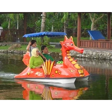sepeda air perahu bebek angsa dan kuda laut dan kura kura lucu.
