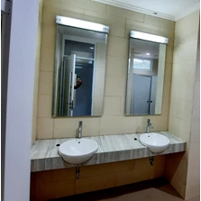 Pemasangan Kaca Cermin Toilet 