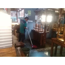General Cleaning moping area consumer di Roji Ramen Serpong