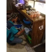 General Cleaning dusting meja tempat alat dapur di Roji Ramen Serpong