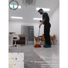 Office Boy/Girl dusting ruangan periksa di Fash Lab surabaya 17/7/2023