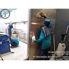 General Cleaning bersihkan pintu dapur di RESTAURAN MIE AYAM JAGO