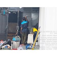 General Cleaning bersihkan pintu masuk di PT Maison Dekor Indo