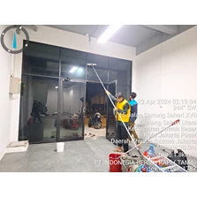 General Cleaning bersihkan pintu kaca di PT Maison Dekor Indo