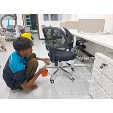 General Cleaning bersihkan debu kursi di PT Maison Dekor Indo