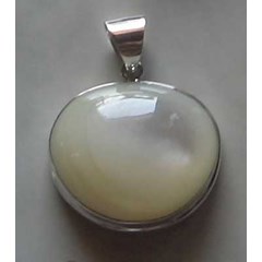 pendant with mop shell big / liontin besar antik dengan kerang mutiara mop besar