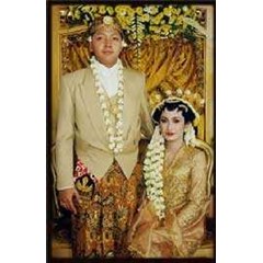 indonesia solo java traditional wedding - merias pengantin adat solo putri warna emas
