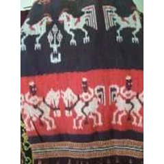 pakaian dengan kain tenun ikat ntt