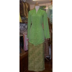 kebaya bordir sedang + rok sarung batik