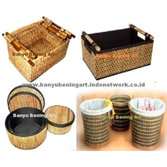 keranjang box serat alami pandan plintir, anyaman pandan, tali pandan, kepang mendong, kelabang mendong, tenun mendong, leles pisang, tali tampar pisang, tali serat pisang, tali agel, tampar agel, tenun agel, tenun ecenggondok, kepang eceng gondok, kelaba