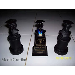 patung wisuda